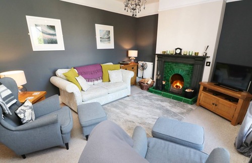 Bodmin Cottage | 2 EMMA PLACE, pet friendly, with open fire in Bodmin