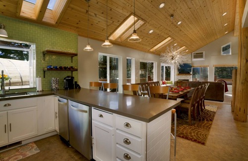 Mammoth Lakes House | 2 FREE ski passes! HUGE private deck & hot tub! PET FRIENDLY!