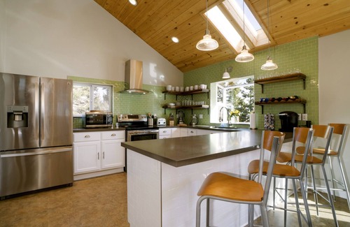Mammoth Lakes House | 2 FREE ski passes! HUGE private deck & hot tub! PET FRIENDLY!