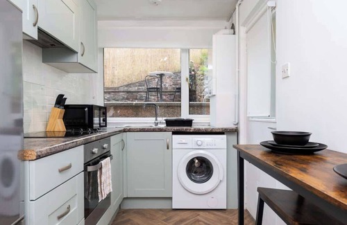 Annan House | 2 Bedroom House - Free Parking