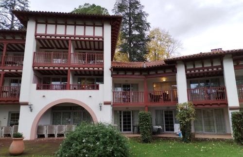 Uhart-Cize Apartment | 2- Grand parc arboré à St Jean Pays Basque