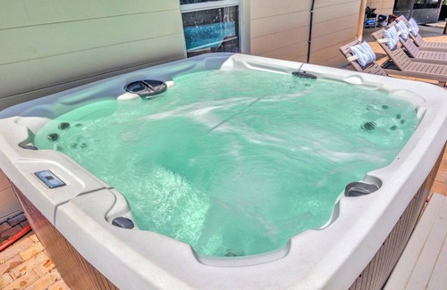 Madeira Beach House | 2 Homes! - 4 MN to Madiera BCH - Hottub - HTD Pool