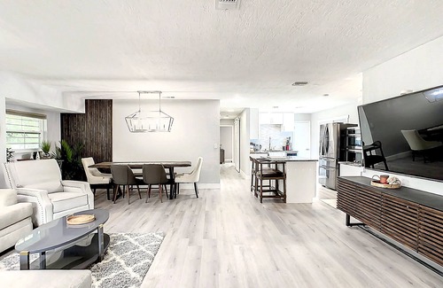 Clearwater House | 2 Homes- Heated Pool & Pickleball- The Dunedin Duo