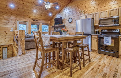 Hiawassee House | 2 KING BEDS, 25 min to Helen, Hiawassee GA