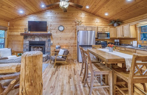 Hiawassee House | 2 KING BEDS, 25 min to Helen, Hiawassee GA