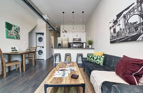 Lawrenceville House | 2 King Beds- Sleeps 16! Vibrant - Parking - Vibrant~ No Steps