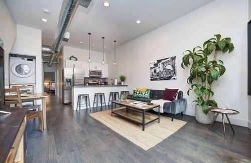 Lawrenceville House | 2 King Beds- Sleeps 16! Vibrant - Parking - Vibrant~ No Steps