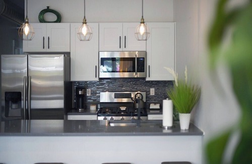 Lawrenceville House | 2 King Beds- Sleeps 16! Vibrant - Parking - Vibrant~ No Steps