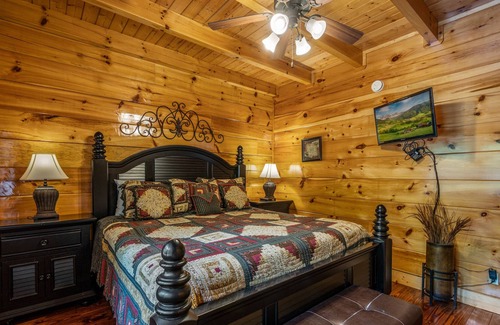 Gatlinburg - Pigeon Forge Cabin | 2 KING SUITES, BOOK NOW FOR SPRING & SUMMER!