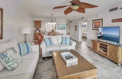 North West Florida Condo | 2 King Suites + Sunsets + Heated Pool + Hot Tub!