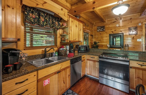 Gatlinburg - Pigeon Forge Cabin | 2 KING suites with 2 sofa beds, fireplace & hot tub BOOK NOW for SPRING!