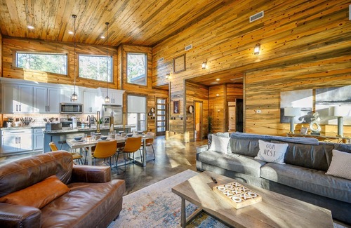 Hochatown Cabin | 2 Kings, Playset, Hot Tub & Games in Hochatown