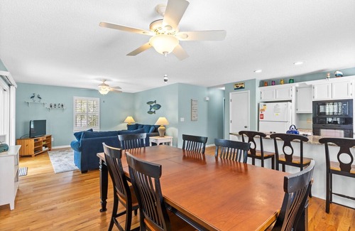Tranquil Harbour Cottage | 2 Lil' OKI's/223 NE 60th Street - Coastal Vacation Resorts