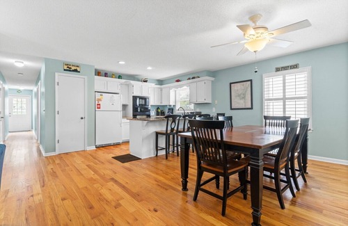 Tranquil Harbour Cottage | 2 Lil' OKI's/223 NE 60th Street - Coastal Vacation Resorts