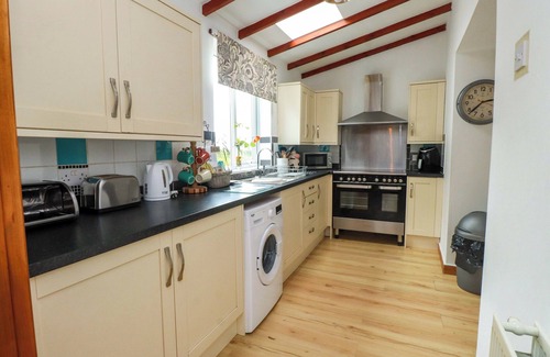 Ty Croes Cottage | 2 LLAINWEN, pet friendly, with hot tub in Rhosneigr