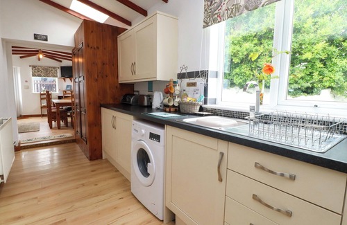 Ty Croes Cottage | 2 LLAINWEN, pet friendly, with hot tub in Rhosneigr