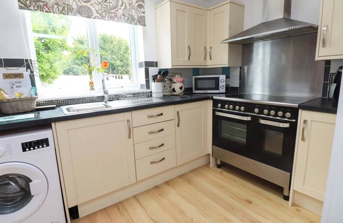 Ty Croes Cottage | 2 LLAINWEN, pet friendly, with hot tub in Rhosneigr