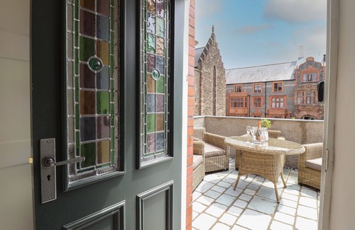 Conwy House | 2 LLEWELYN STREET, pet friendly, luxury holiday cottage in Conwy
