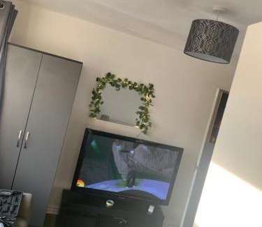 Basildon House | 2 Luxury Interconnecting Twin Rooms-Shared Space