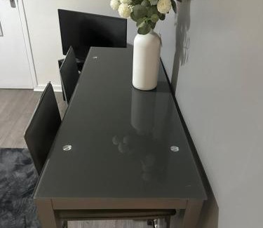Basildon House | 2 Luxury Interconnecting Twin Rooms-Shared Space