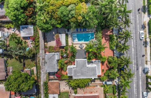 Palm Beach - West Palm Beach House | 2 Mansions with Pool & BBQ Sleeps 22