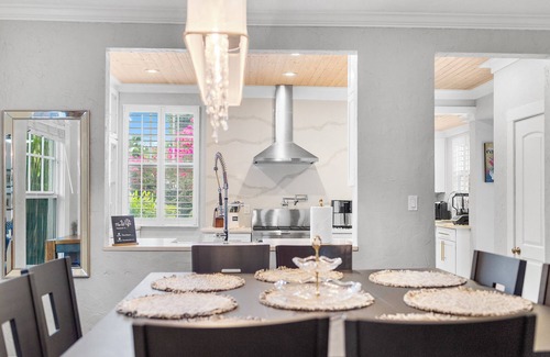 Palm Beach - West Palm Beach Villa | 2 Mansions! with Pool & Garden & BBQ & Sleeps 22 + 8 Bedrooms!