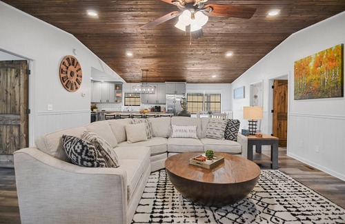 Blue Ridge Cabin | 2 Masters + 2 Kitchens + Game Room + Fire Pit + Hot Tub