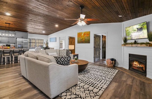 Blue Ridge Cabin | 2 Masters + 2 Kitchens + Game Room + Fire Pit + Hot Tub