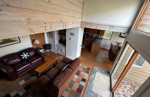 McHenry House | 2 mi from WISP & lake, outdoor hot tub, wood burning stove, luv DOGS!