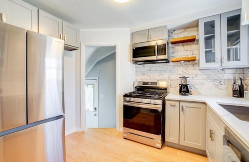 Jeffrey Manor House | 2 Mi to Calumet Park and Beach Windy City Escape!