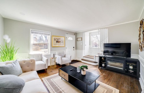 Jeffrey Manor House | 2 Mi to Calumet Park and Beach Windy City Escape!