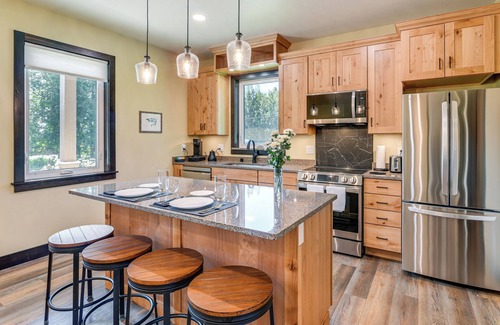 Palmer House | 2 Mi to Dtwn Palmer: Custom Valley Home w/Garage
