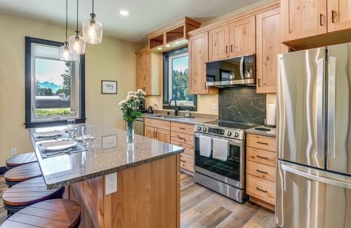 Palmer House | 2 Mi to Dtwn Palmer: Custom Valley Home w/Garage