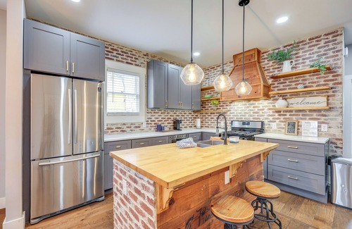 Eastside Promise Neighborhood House | ~ 2 Mi to Dtwn San Antonio: Comfy Home w/Yard!