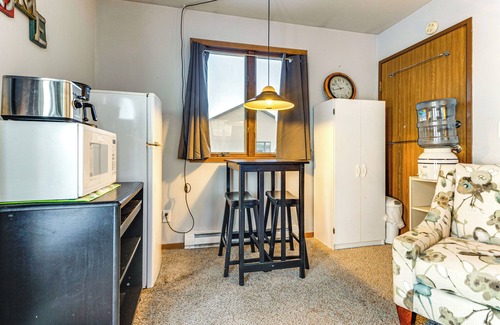Neenah Apartment | 2 Mi to Lake Winnebago: Studio w/Private Yard!