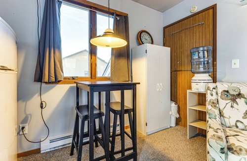 Neenah Apartment | 2 Mi to Lake Winnebago: Studio w/Private Yard!