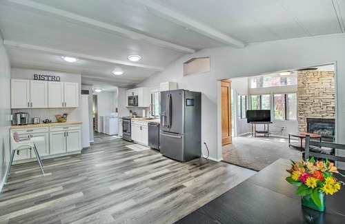 Pinetop-Lakeside Cottage | 2 Mi to Rainbow Lake: Woodsy Retreat w/Deck!