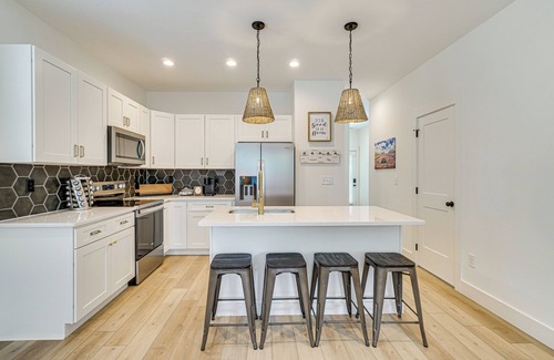 Knoxville House | 2 Mi to UT: Modern Retreat w/Covered Porch