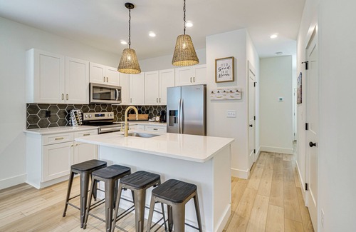 Knoxville House | 2 Mi to UT: Modern Retreat w/Covered Porch