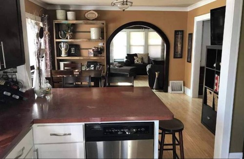Green Bay House | 2 miles from Lambeau - great indoor and outdoor entertainment - Sleeps 8!