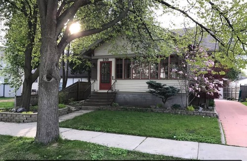 Green Bay House | 2 miles from Lambeau - great indoor and outdoor entertainment - Sleeps 8!