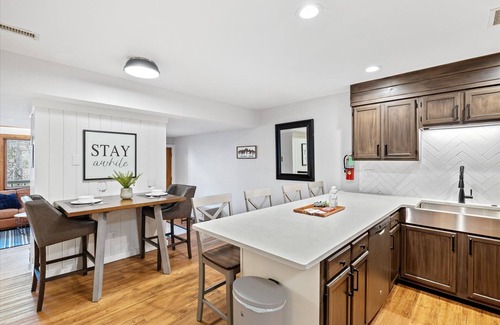 Chalet Village House | 2 miles to Downtown Gatlinburg,GSMNP, walk to Ober Mountain + Pool!