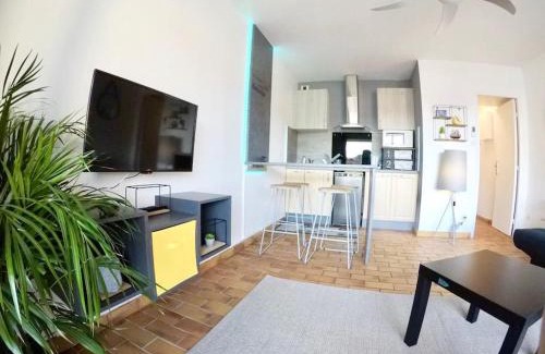 Le Brusc Apartment | 2 min de la Plage, Parking, Terrasse & Wifi!