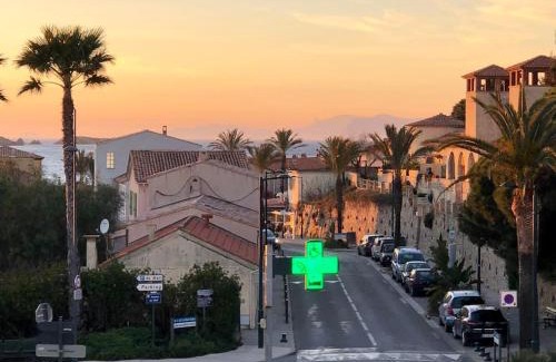 Le Brusc Apartment | 2 min de la Plage, Parking, Terrasse & Wifi!