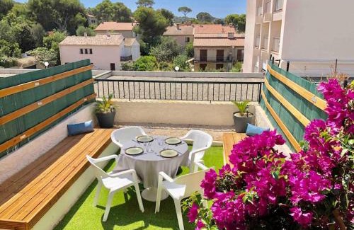 Le Brusc Apartment | 2 min de la Plage, Parking, Terrasse & Wifi!