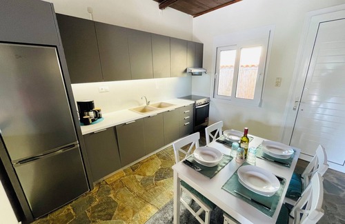 Kokkini Chani House | 2 min. drive to the beach. Holiday Home Angela