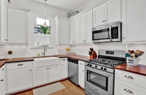 Fredericksburg House | 2 min walk to Main St - Screened Porch, Hot Tub, Bocce - Great for Groups