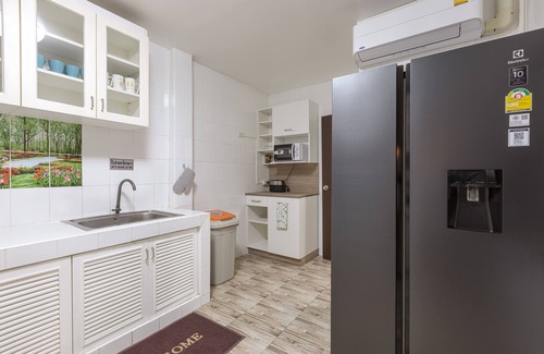 Nana House | 2 minutes walk to Asok BTS/MRT/Terminal 21 Sukhumvit 19. Best Location in BKK!