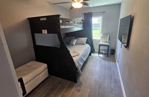 La Porte House | 2 minutes to beach! New family-sized house