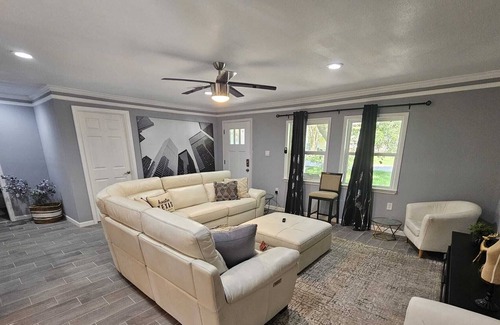 La Porte House | 2 minutes to beach! New family-sized house